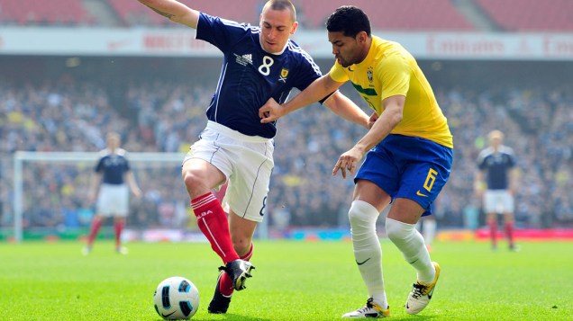 André Santos disputa a bola com Scott Brown, durante amistoso entre as seleções do Brasil e Escócia, em Londres - 27/03/2011