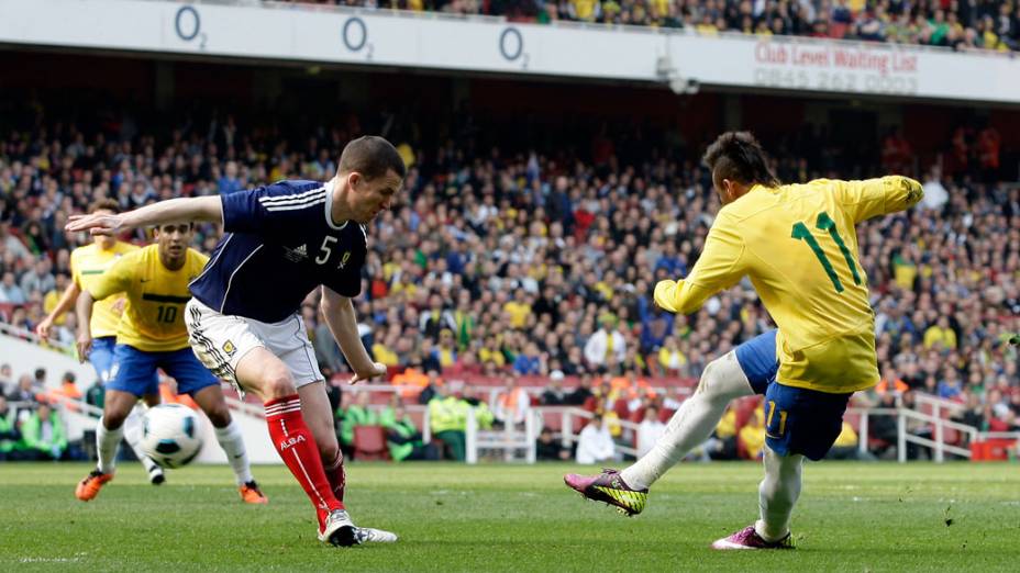 Neymar é bloqueado por Gary Caldwell, durante amistoso entre as seleções do Brasil e Escócia, em Londres - 27/03/2011