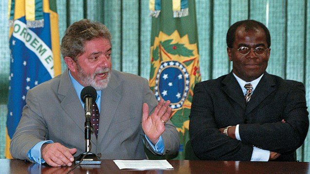 Lula ao lado de Joaquim Barbosa, anunciando sua nomeação como ministro do STF em 2003