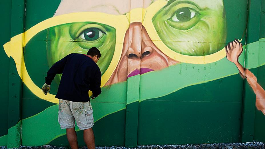 Avenida Radial Leste, nos arredores do estádio do Itaquerão, foi pintada com murais de artistas brasileiros. São Paulo será a sede do jogo de abertura da Copa do Mundo de 2014