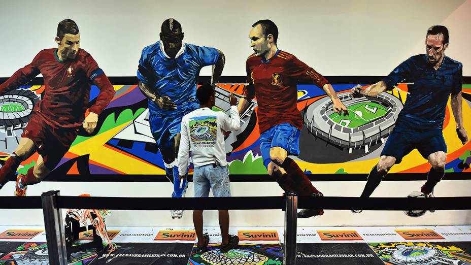 No aeroporto de Congonhas, em São Paulo, graffiti celebra a Copa do Mundo de Futebol de 2014