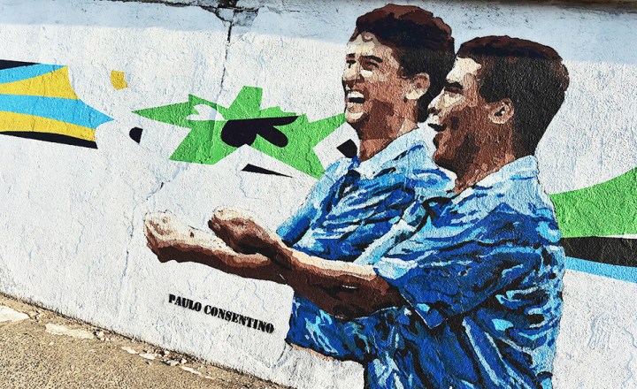Um cartaz para o dia do jogo com dois jogadores de futebol nele