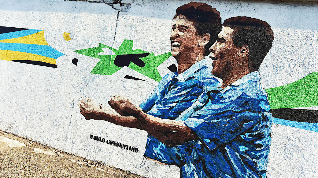 Os jogadores Bebeto e Romário são homenageados em graffiti nas ruas de São Paulo. A cidade será a sede da abertura dos jogos da Copa do Mundo de Futebol de 2014