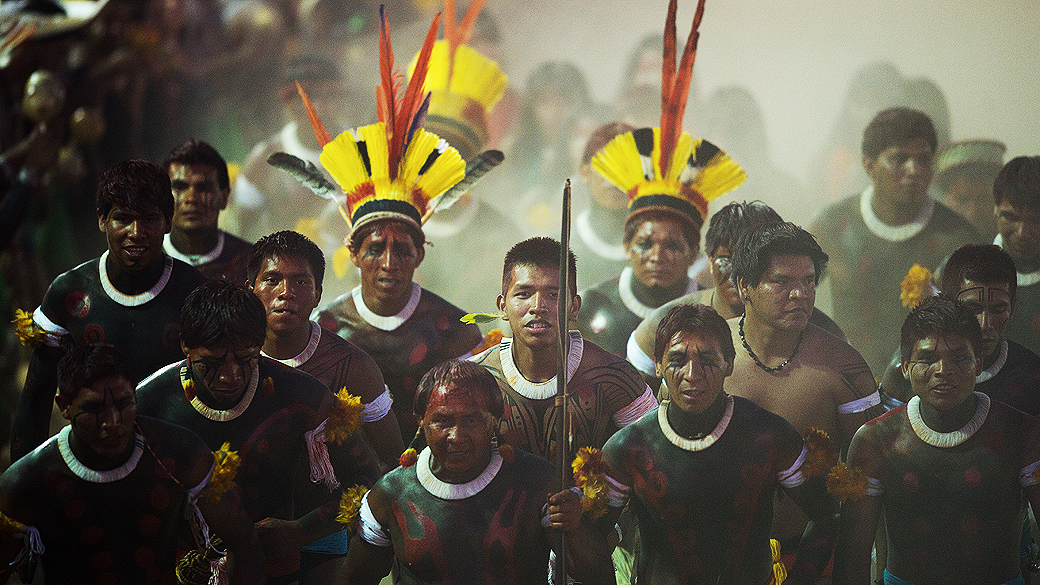Nativos durante cerimônia de abertura dos Jogos dos Povos Indígenas, em Cuiabá, estado de Mato Grosso