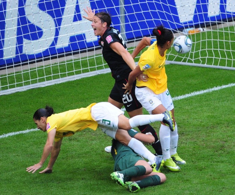 Wambach, dos EUA, comemora o gol contra de Daiane, do Brasil, na partida de quartas de final da Copa do Mundo feminina, em Dresden, na Alemanha