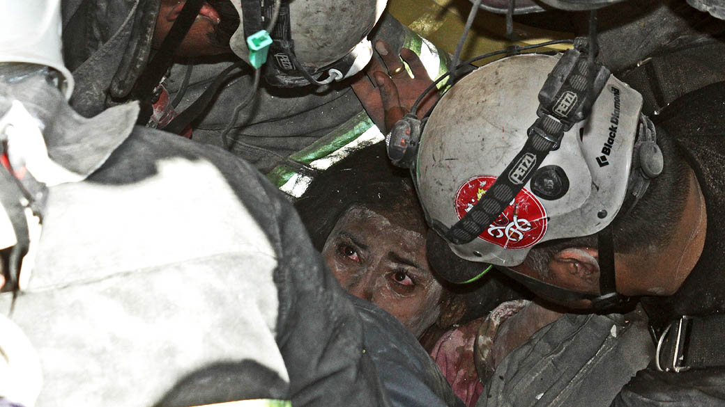 Bombeiros resgatam mulher de imóvel que desabou após um vazamento de gás, no bairro Vila Brasilândia, na zona norte de São Paulo