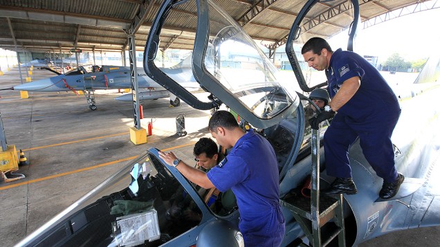 Duas aeronaves do esquadrão têm espaço para dupla de pilotos Duas aeronaves do esquadrão têm espaço para dupla de pilotos