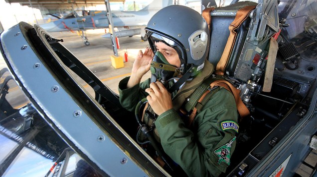 Piloto durante preparação para voo Piloto durante preparação para voo
