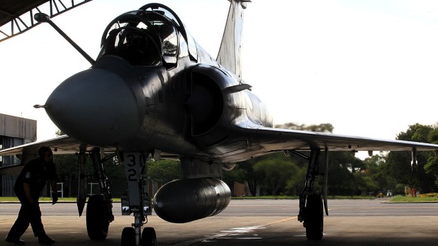 Mecânico checa condições de aeronave antes do voo Mecânico checa condições de aeronave antes do voo