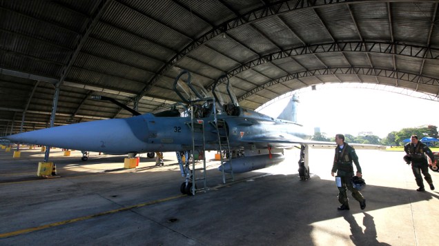 Dupla de pilotos se aproxima para um dos voos derradeiros no Mirage Dupla de pilotos se aproxima para um dos voos derradeiros no Mirage