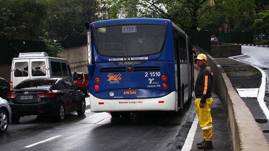 Faixa exclusiva para ônibus no túnel do Anhangabaú, em São Paulo