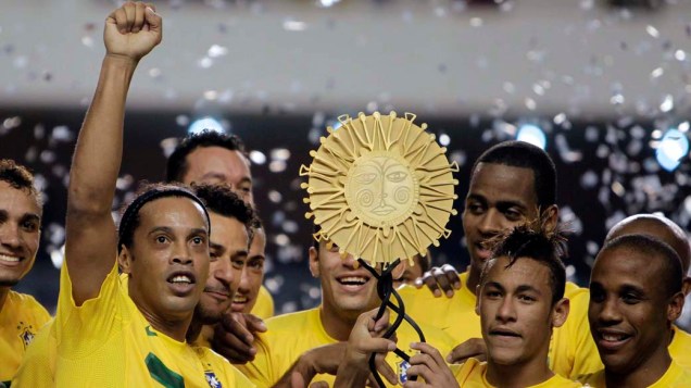 Jogadores da seleção brasileira comemoram título do Superclássicos das Américas após vitória por 2 a 0 sobre a Argentina, em partida realizada no estádio Mangueirão, em Belém