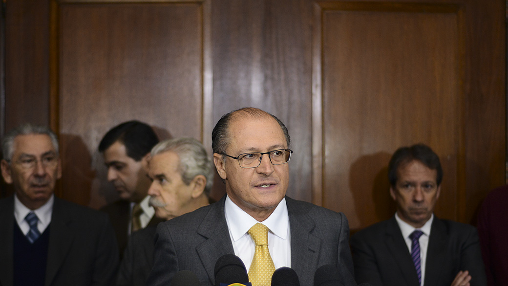 o governador de São Paulo, Geraldo Alckmin, resolveu promover cortes na máquina para bancar tarifas