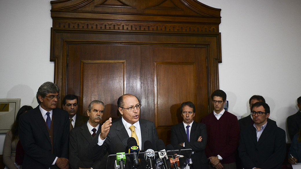 O governador Geraldo Alckmin e o secretário Julio Semeghini (1º à esquerda) trabalham em projeto de lei contra subcontratação em licitações