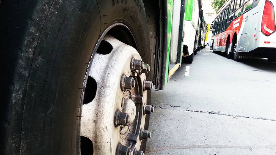 Ônibus parados na região do Viaduto do Chá, centro da capital paulista