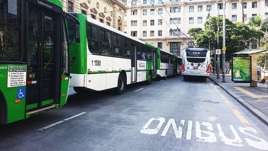 Ônibus parados na região do Viaduto do Chá, centro da capital paulista