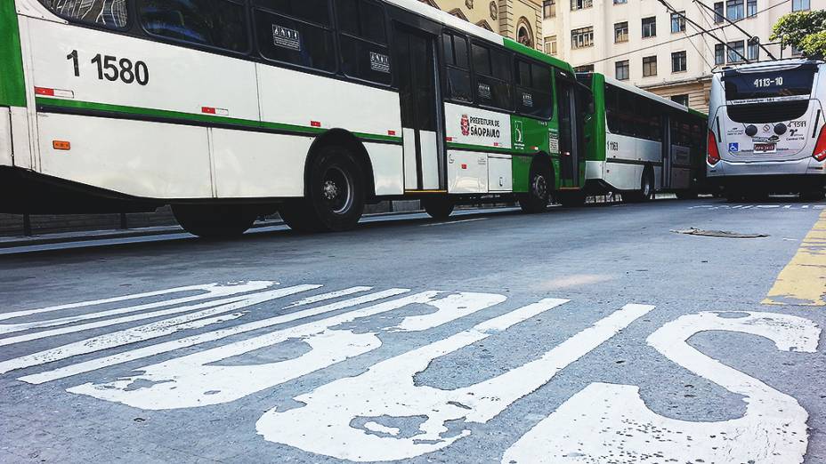 Ônibus parados na região do Viaduto do Chá, centro da capital paulista