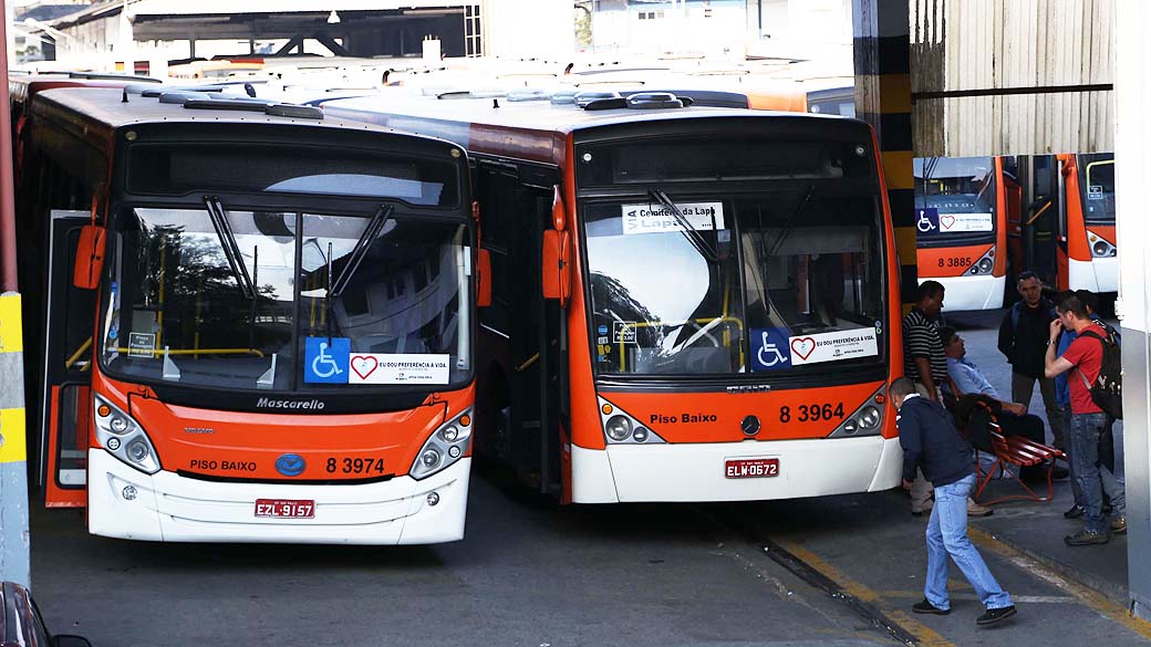 Greve Viação Oak Tree, no bairro do Jaguaré na manhã desta segunda-feira (2), zona oeste de São Paulo. Os passageiros das zonas sul e oeste da capital paulista são afetados com a falta de ônibus nestas regiões, devido a uma paralisação de funcionários e de um protesto de moradores