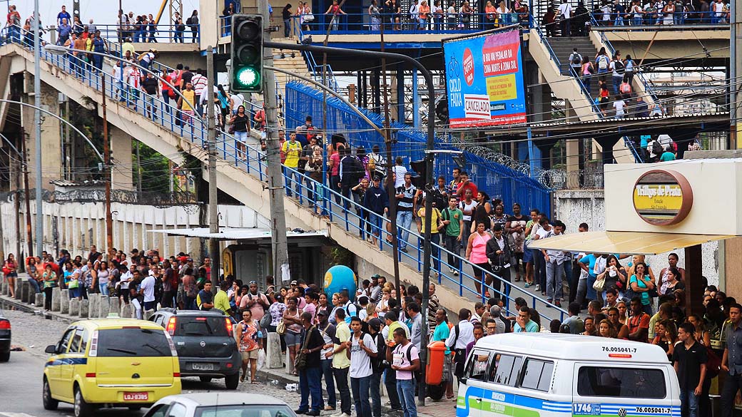 Movimentação de passageiros na estação São Cristóvão do metrô devido à greve de motoristas e cobradores de ônibus na manhã desta sexta-feira (1), no Rio de Janeiro