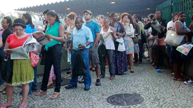 Movimentação intensa de passageiros em um ponto de ônibus no centro do Rio de Janeiro, na manhã desta quinta-feira (8), devido à paralisação de 24 horas de motoristas e cobradores do Rio. A categoria reivindica reajuste salarial e melhores condições de trabalho