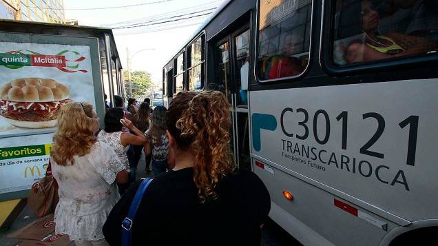 Movimentação intensa de passageiros em um ponto de ônibus na Estrada do Tindiba, em Jacarepaguá