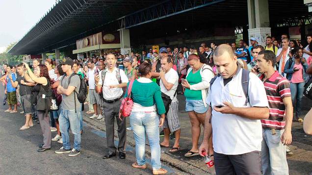 Movimentação intensa de passageiros em um ponto de ônibus na Central do Brasil