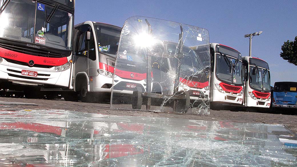 Ônibus depredado em Campo Grande, na zona oeste do Rio de Janeiro, durante paralisação dos rodoviários