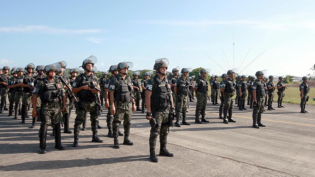 Desembarca na Base Aerea de Salvador 140 homens do 4º Batalhão do Exercíto de Recife para reforçar a segurança do estado da Bahia