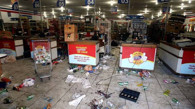 Lojas e supermercados foram saqueados em Salvador na primeira noite de paralisação da PM