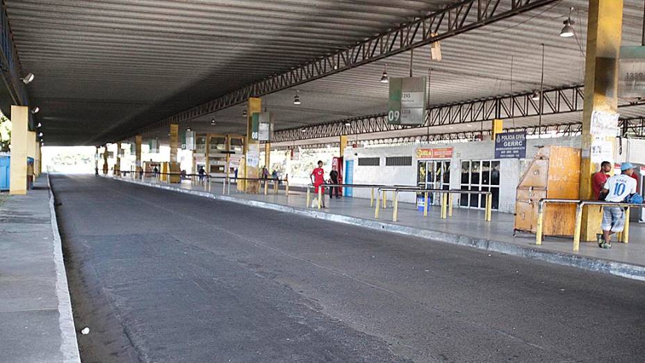 Ruas e estações de ônibus de Salvador ficaram vazias por causa do temor da população de sofrer ataques de criminosos