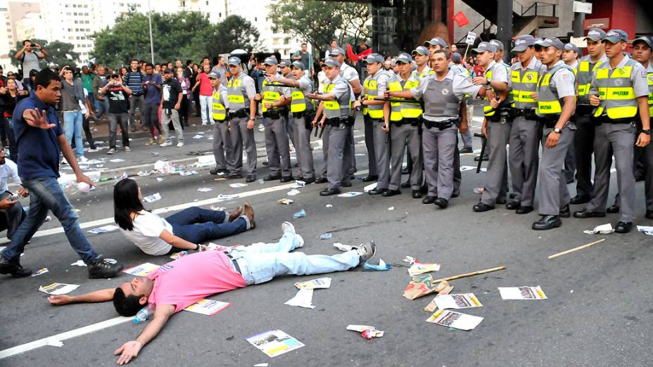<br><br> Confusão e pancadaria entre policiais, alunos e professores em greve, durante protesto na Avenida Paulista em São Paulo, nesta sexta-feira (10)