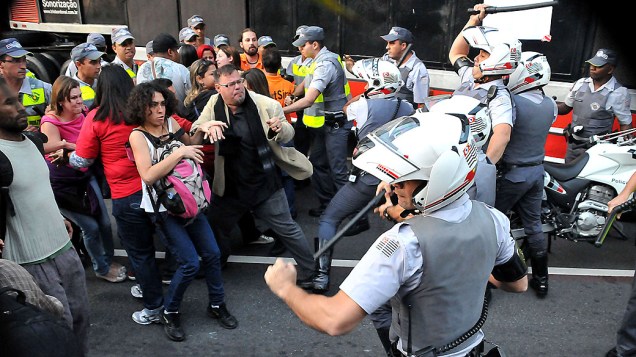 Confusão e pancadaria entre policiais, alunos e professores em greve, durante protesto na Avenida Paulista em São Paulo, nesta sexta-feira (10)