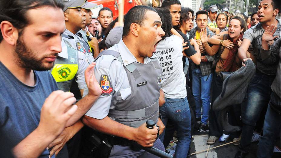 Confusão e pancadaria entre policiais, alunos e professores em greve, durante protesto na Avenida Paulista em São Paulo, nesta sexta-feira (10)