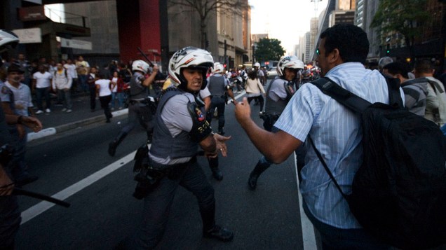Confusão e pancadaria entre policiais, alunos e professores em greve, durante protesto na Avenida Paulista em São Paulo, nesta sexta-feira (10)