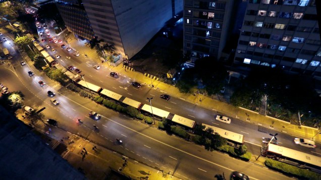 Ônibus parados na avenida Nove de Julho, na entrada do Terminal Bandeira, durante a greve dos motoristas de São Paulo