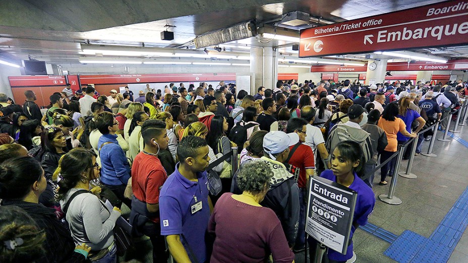 Passageiros lotam a Estação Anhangabaú do metrô, durante a greve dos motoristas de ônibus de São Paulo
