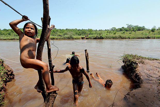 A OUTRA MARGEM - Crianças caiovás brincam na área invadida em Iguatemi. Seus pais deixaram a reserva do outro lado do rio em busca de mais terras