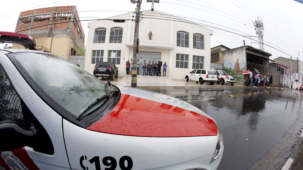 Polícia em frente a igreja em que um homem armado deu vários disparos, em Guarulhos