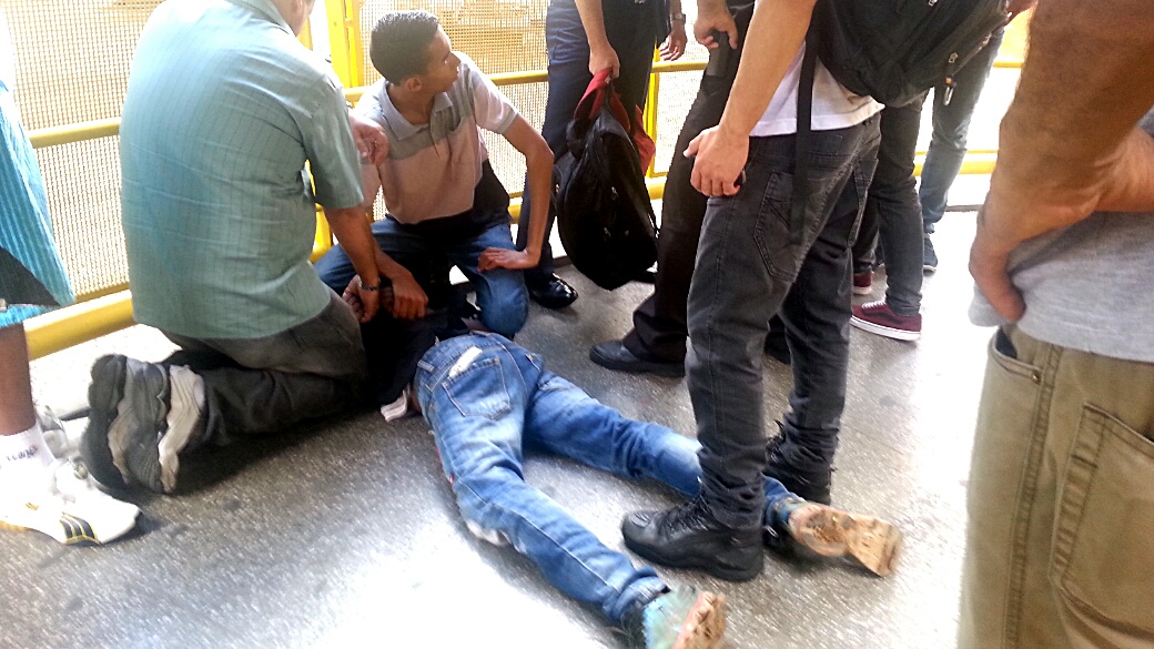 Homem é rendido por passantes após tentativa de assalto na passarela do Expresso Tiradentes em São Paulo (SP)