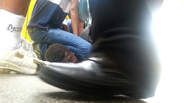 Homem é rendido por passantes após tentativa de assalto na passarela do Expresso Tiradentes em São Paulo (SP)