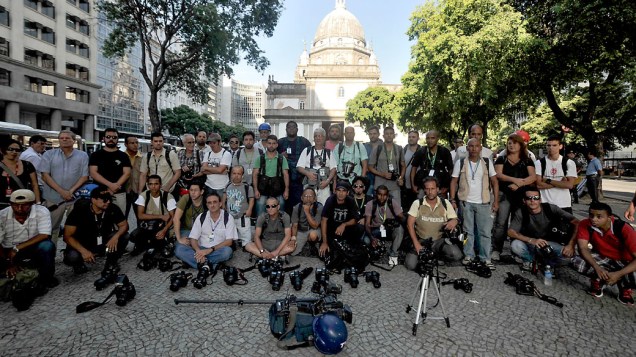 Jornalistas de diversos veículos da imprensa se reuniram nesta segunda-feira (10) na Candelária, no centro do Rio, para homenagear o repórter cinematográfico Santiago Ilídio Andrade, que morreu após ser atingido por um rojão enquanto fazia a cobertura de um protesto