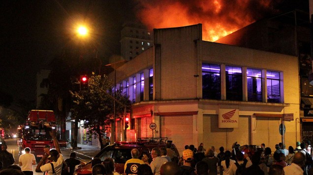 Incêndio em prédio de uma distribuidora de peças automotivas na Alameda Barão de Limeira, esquina com a Avenida Duque de Caxias, no Bairro de Santa Cecilia, centro de São Paulo, nesta sexta-feira (11)