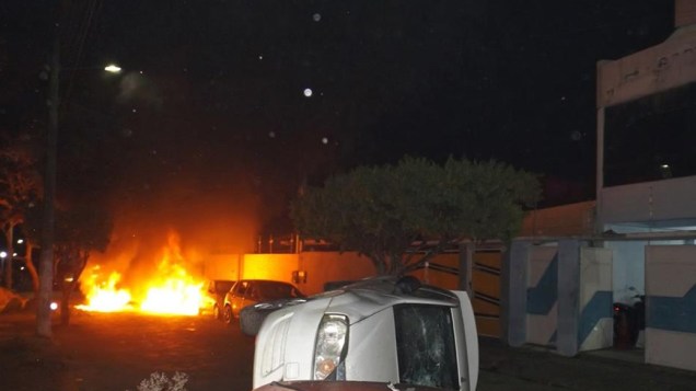 Moradores de Amargosa incendeiam carros em represália a morte de uma criança