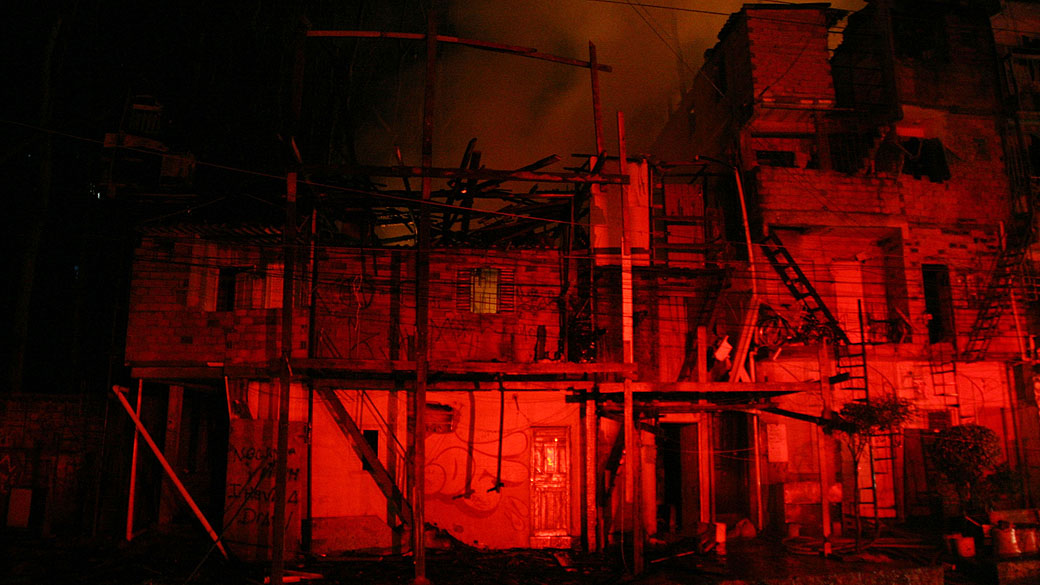 Incêndio atinge a favela Heliópolis, Zona Sul de São Paulo, na madrugada deste domingo (7)