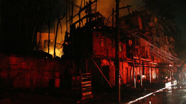  <br><br>  Incêndio atinge a favela Heliópolis, Zona Sul de São Paulo, na madrugada deste domingo (7)