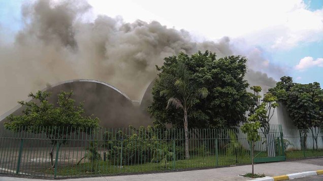 Incêndio atinge o auditório Simon Bolívar no Memorial da América Latina, no bairro da Barra Funda, região oste da capital paulista, na tarde desta sexta-feira (29)