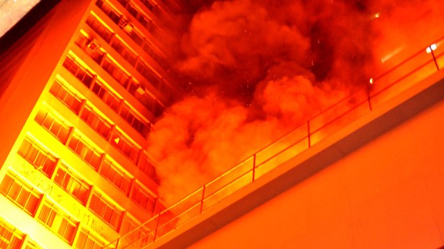 Incêndio de grandes proporções atingiu o prédio da academia SmartFit na esquina da rua do Boticário com a avenida Ipiranga, no centro de São Paulo, na madrugada desta sexta-feira (08). O fogo atingiu também um prédio residencial localizado ao lado do estabelecimento