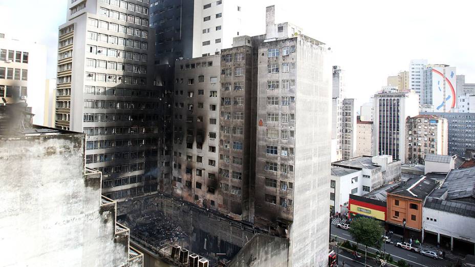 Prédio visto após o incêndio que atingiu uma academia na esquina da Rua do Boticário com a Avenida Ipiranga, no centro de São Paulo, na madrugada desta sexta-feira (08/11)