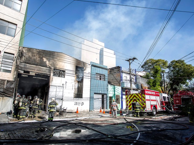 Bombeiros tentam controlar um incêndio que atingiu uma fábrica de tecidos no Belém, Zona Leste de São Paulo