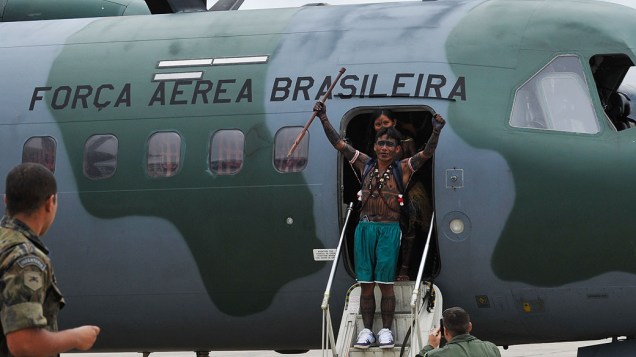 Índios da etnia Munduruku chegam à capital federal, para reunião com representantes do governo Índios da etnia Munduruku chegam à capital federal, para reunião com representantes do governo